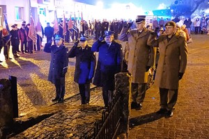 uczestnicy składają wiązanki kwiatów w miejscach pamięci narodowej