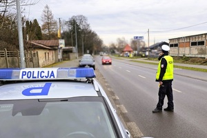policjant w mundurze daje sygnał do zatrzymania