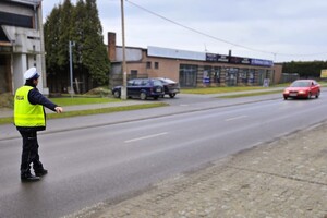 policjant w mundurze daje sygnał do zatrzymania