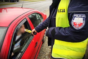 policjant bada stan trzeźwości