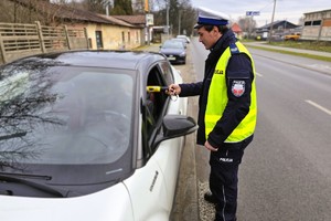 policjant bada stan trzeźwości