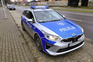 policyjny radiowóz stoi przy drodze