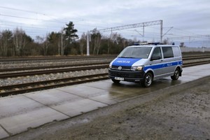 radiowóz jedzie przy torowisku