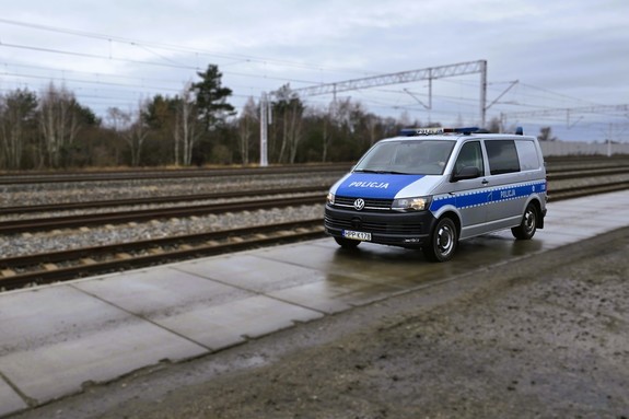 radiowóz jedzie przy torowisku