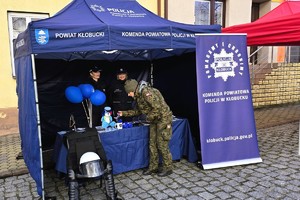 Policyjne stoisko profilaktyczno-informacyjne Komendy Powiatowej Policji w Kłobucku przygotowane podczas uroczystego apelu na Rynku w Krzepicach.