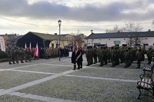 Uroczysty apel żołnierzy 13 Śląskiej Brygady Obrony Terytorialnej na Rynku w Krzepicach z udziałem zaproszonych gości.