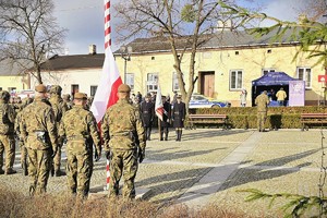 Uroczysty apel żołnierzy 13 Śląskiej Brygady Obrony Terytorialnej na Rynku w Krzepicach z udziałem zaproszonych gości.