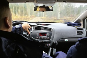 policjanci jadą w radiowozie