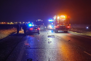 miejsce wypadku, w tle widać radiowóz policyjny i wóz strażacki oraz rozbitego fiata