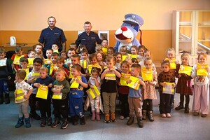 dzielnicowi na zdjęciu razem z dziećmi