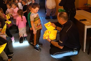 dzielnicowi na zdjęciu razem z dziećmi