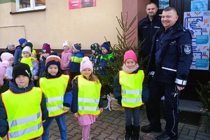 dzielnicowi na zdjęciu razem z dziećmi