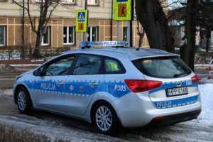 radiowóz stoi przy przejściu dla pieszych