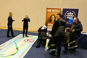 chłopiec próbuje chodzić mając założone alko-google