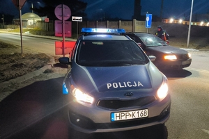 policjanci kontrolują trzeźwość kierowców