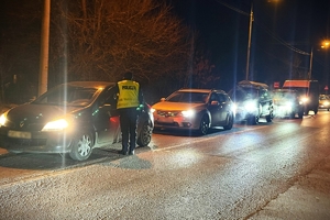 policjanci kontrolują trzeźwość kierowców