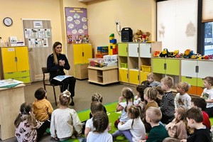 policjantki prowadzą rozmowę z przedszkolakami