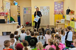 policjantki prowadzą rozmowę z przedszkolakami