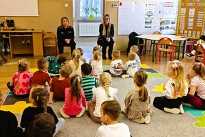 policjantki prowadzą rozmowę z przedszkolakami