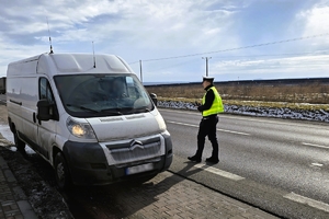 umundurowany policjant prowadzi działania służbowe w związku z akcją bus i truck