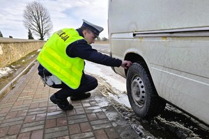 umundurowany policjant prowadzi działania służbowe w związku z akcją bus i truck