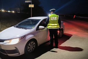 policjant sprawdza stan trzeźwości kierowcy