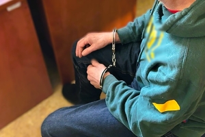 zatrzymany siedzi na krzesełku