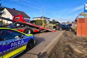 miejsce kolizji, radiowóz oraz rozbity opel