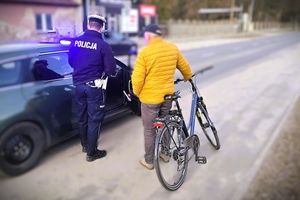 policjant kontroluje rowerzystę