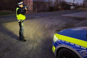 policjant kontroluje prędkość