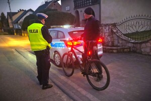 umundurowany policjant kontroluje rowerzystę