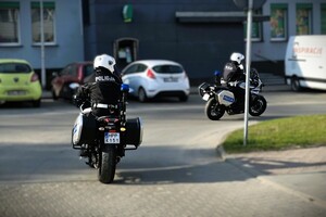 policjanci na motocyklach przejeżdżają przez skrzyżowanie
