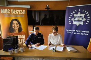 Komendant Powiatowy Policji w Kłobucku oraz Dyrektor szkoły podczas podpisywania dokumentów.