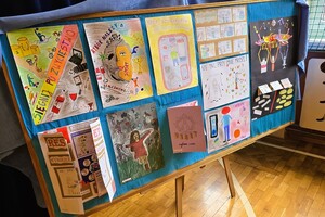 Prace konkursowe uczniów zaprezentowane na wystawie towarzyszącej wydarzeniu.