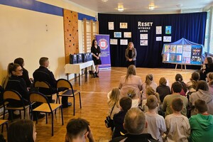 Uczestnicy konkursu oraz zaproszeni goście podczas uroczystego podsumowania wydarzenia w sali gimnastycznej szkoły w Lgocie.