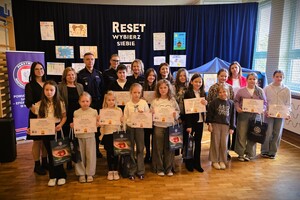 Wspólne zdjęcie laureatów konkursu wraz z organizatorami i zaproszonymi gośćmi.