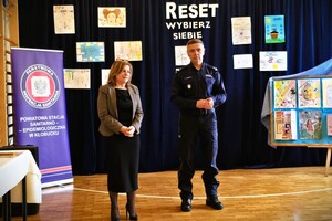 Komendant Powiatowy Policji w Kłobucku podinspektor Dariusz Gajzler oraz dyrektor szkoły Renata Szymonik podczas uroczystości.