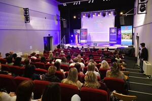 Widok ogólny sali konferencyjnej z liczną publicznością podczas wydarzenia.