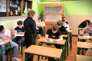 Uczestnicy turnieju podczas części teoretycznej – test wiedzy o bezpieczeństwie w ruchu drogowym.