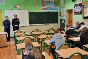 Uczestnicy turnieju podczas części teoretycznej – test wiedzy o bezpieczeństwie w ruchu drogowym.