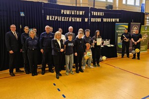 Organizatorzy i zaproszeni goście podczas wręczenia nagród uczestnikom turnieju.