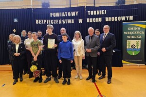 Organizatorzy i zaproszeni goście podczas wręczenia nagród uczestnikom turnieju.