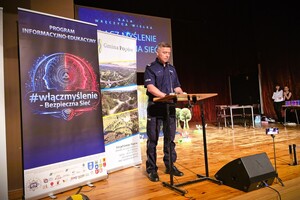 Komendant Powiatowy Policji w Kłobucku podinspektor Dariusz Gajzler podczas otwarcia gali finałowej programu.