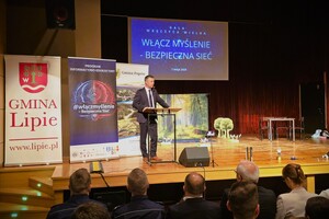 Wystąpienie mężczyzny w garniturze podczas gali finałowej programu „#włączmyślenie – Bezpieczna Sieć”.