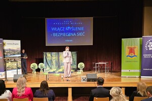 Wystąpienie kobiety podczas gali finałowej programu „#włączmyślenie – Bezpieczna Sieć”.
