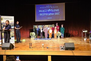 Uczestnicy przedstawienia teatralnego podczas gali finałowej programu.