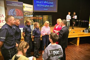 Wspólne zdjęcie uczestników i organizatorów programu „#włączmyślenie – Bezpieczna Sieć”, rozmowy po zakończeniu oficjalnej części wydarzenia.