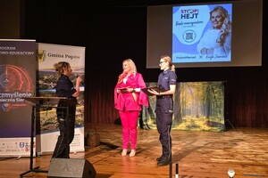 Kinga Zawodnik wspólnie z dwiema policjantkami na scenie.