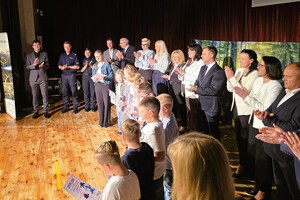 Laureaci konkursu „Bajkowy Cyberświat ze Sznupkiem” podczas gali finałowej.