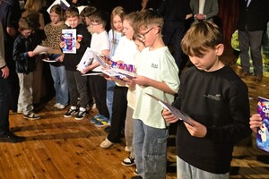 Uczestnicy programu „#włączmyślenie – Bezpieczna Sieć” na scenie GOK we Wręczycy Wielkiej.